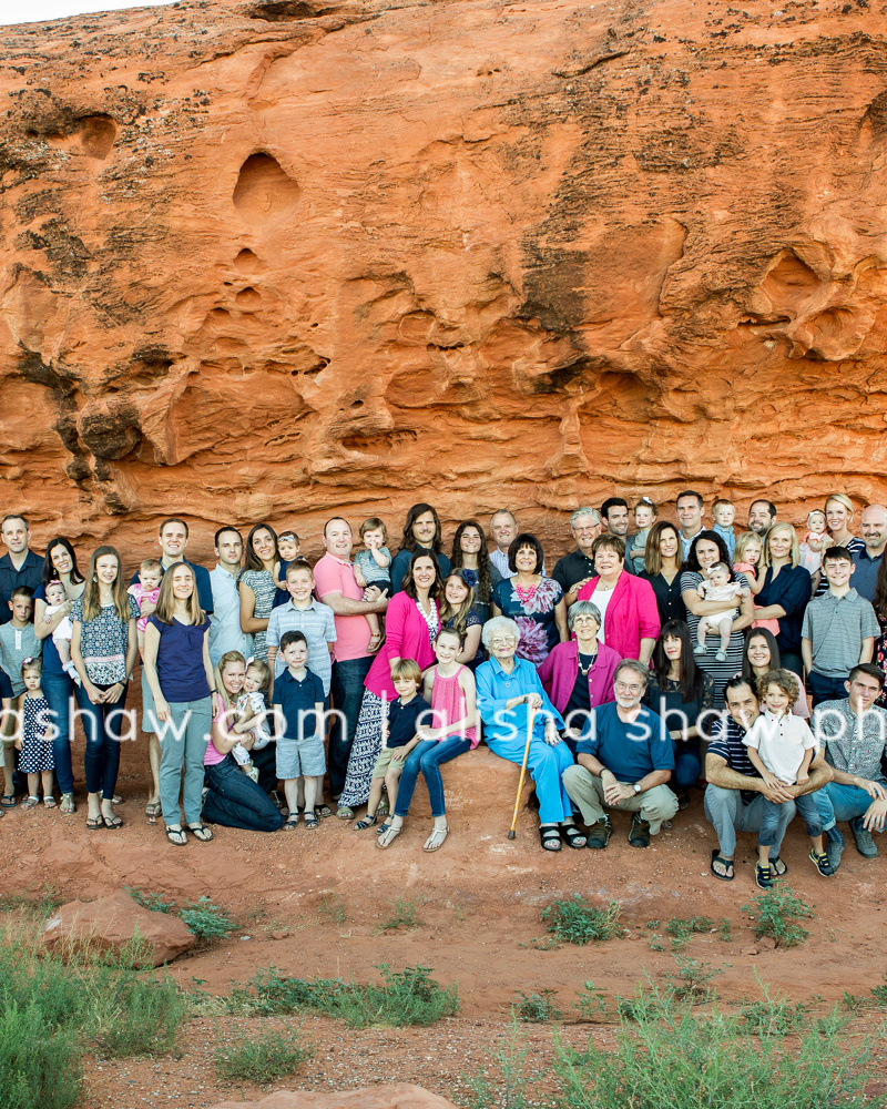Family Gathering in the Red Rocks | St George Utah Extended Family Photographer